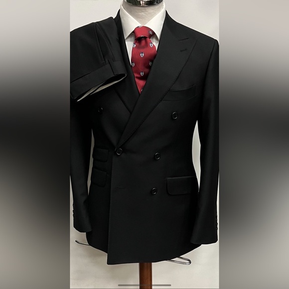 Navy double breasted super 150 cerruti wool suit-made in Italy
Peak lapel - Picture 1 of 3